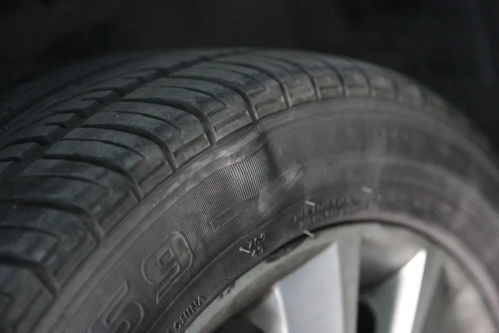輪胎鼓包是因?yàn)?平時(shí)開車,可得長點(diǎn)心了